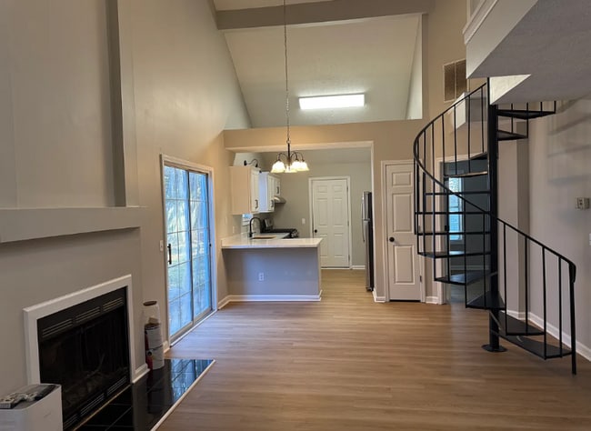 Foto del edificio - 2644 St Charles Ln NW