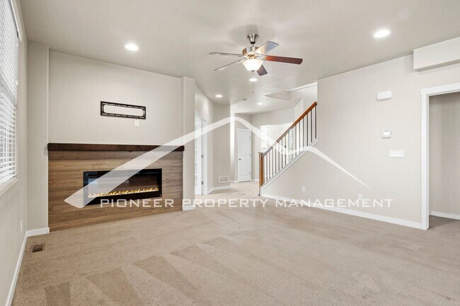 Foto del edificio - Beautiful 4-Bedroom Home with Mountain Vie...