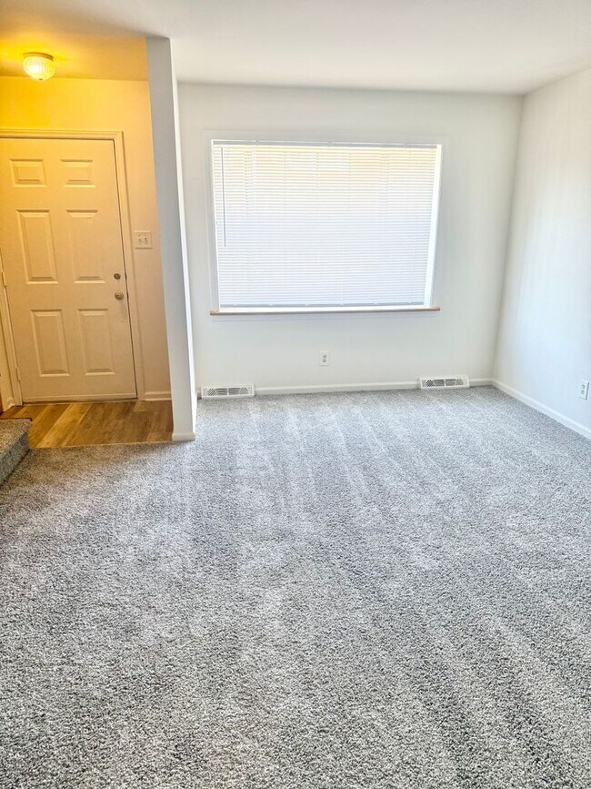 Building Photo - Adorable 2 Bedroom Convenient to I-29, Shopping & More!
