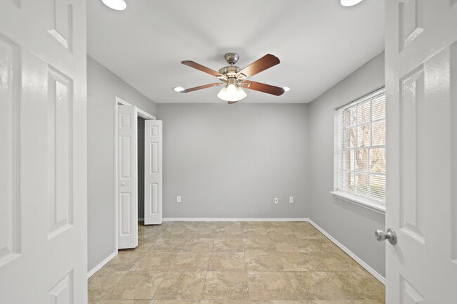 Foto del edificio - 13447 Castilian Dr