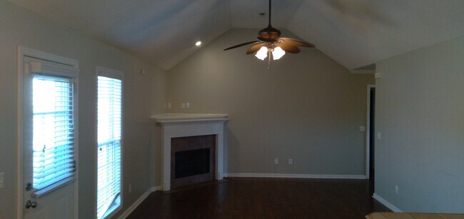 Foto del edificio - 2355 Camden Cove W