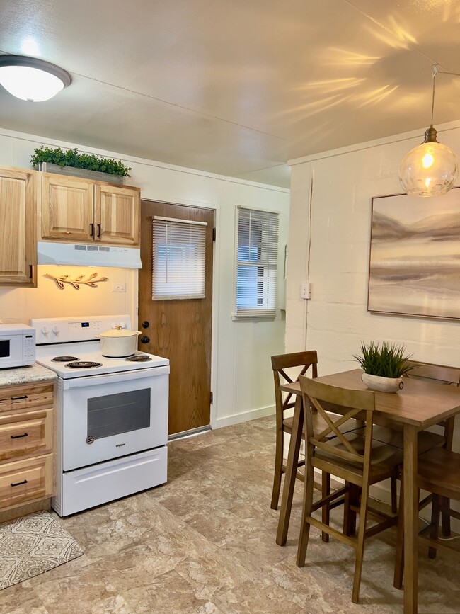 Building Photo - Furnished 1 bedroom
