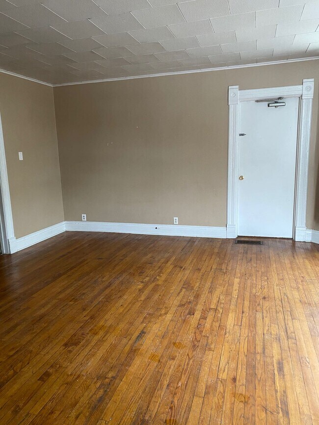 2701 Pershing Blvd Unit 1, Clinton, IA 52732 Apartments in Clinton