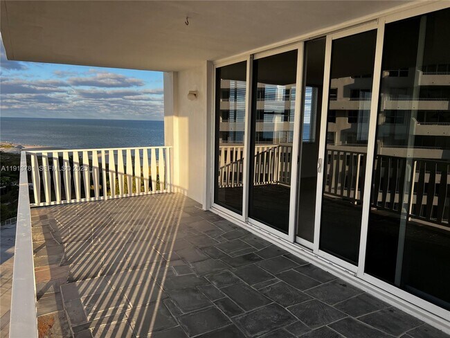 Foto del edificio - 200 Ocean Ln Dr