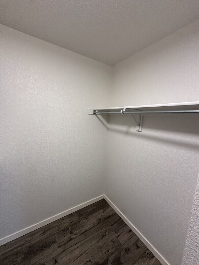 Foto del edificio - Now Available! Private room in 3 bed / 2 bath condo