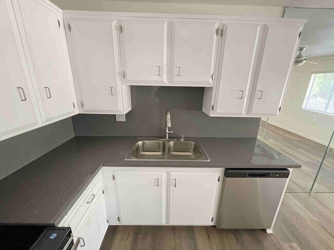 Foto del edificio - COMPLETELY UPDATED TWO BEDROOM APARTMENT IN TARZANA!