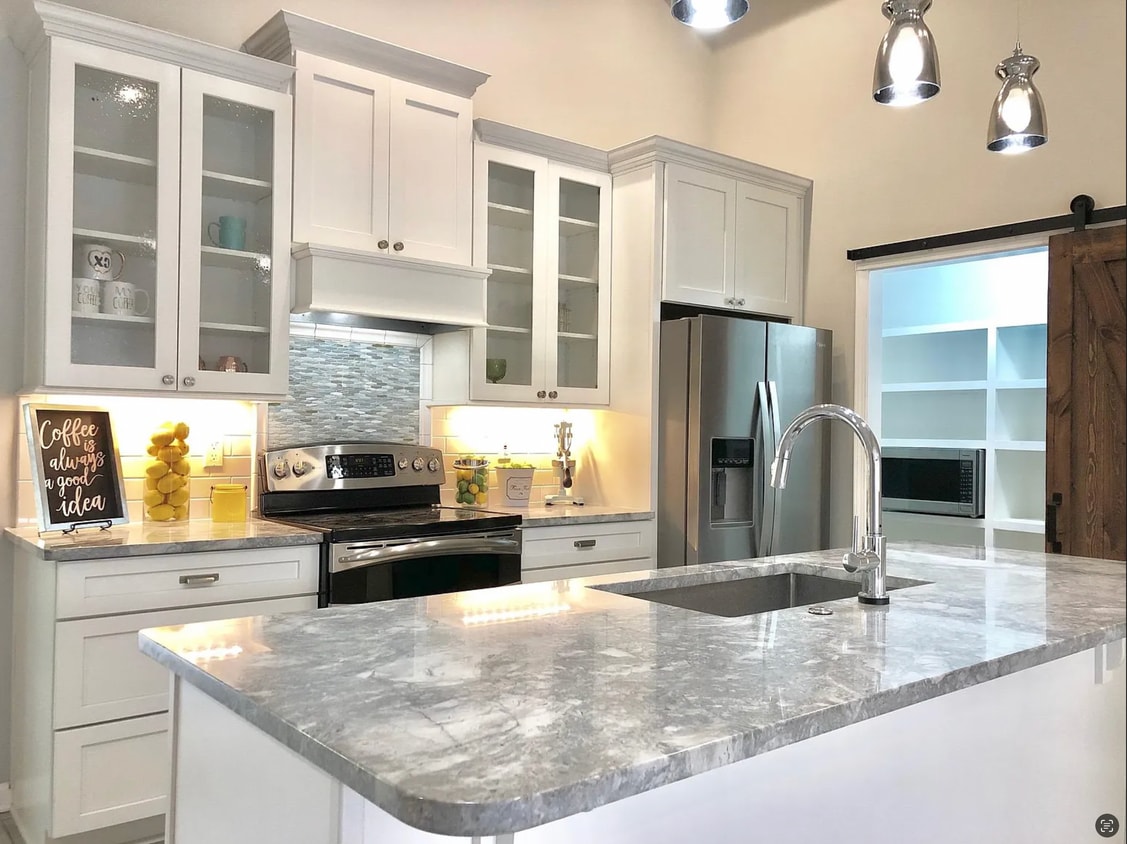 Beautifully updated, modern kitchen - 4430 Autumn River Rd E