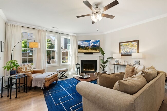 Building Photo - Stunning home in Hillsborough with fenced ...