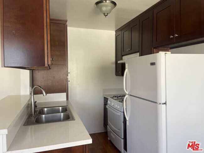 Foto del edificio - 1148 N Commonwealth Ave