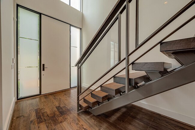 Foto del edificio - Beautiful contemporary home in the sought-...