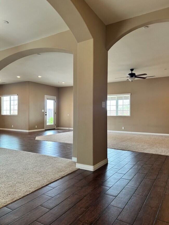 Building Photo - Please Contact Vaughn Realty to set up an ...