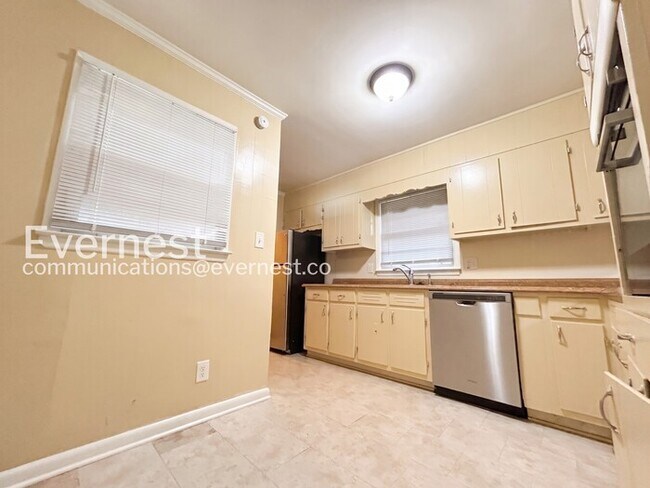 Foto del edificio - 3 Bed/1.5 Bath Home with Carport / Coming Soon!