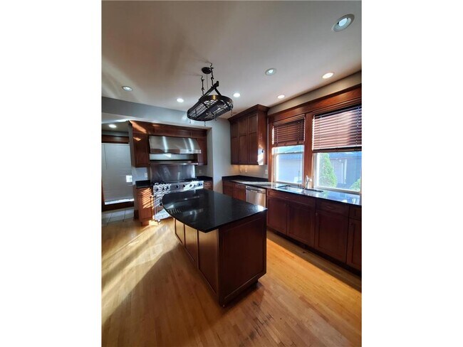 Foto del edificio - 1712 W 31st St