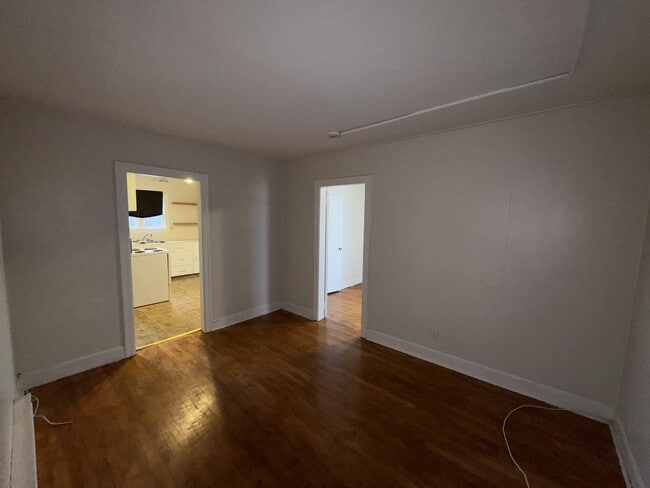 Building Photo - 400 Lutz St