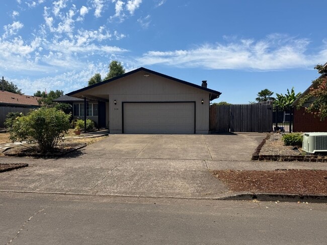 Building Photo - Updated 3-bedroom, 2-bathroom house in desirable Thurston neighborhood!