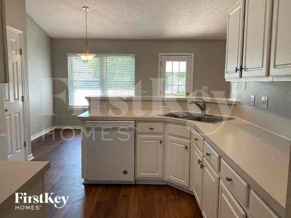 Building Photo - 1242 Summit Oaks Dr E