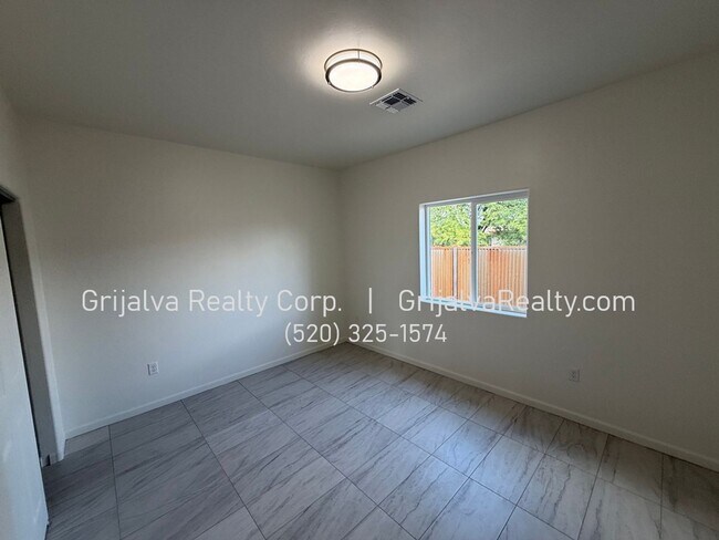 Foto del edificio - BRAND NEW BUILD! 3 BD, 2 BA and 2 BD, 1 BA Duplex Units  (Irvington/6th Ave)