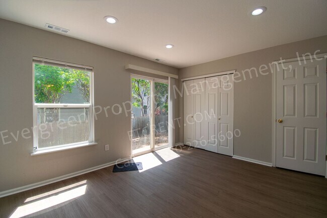 Foto del edificio - 3326 Warren Farm Dr
