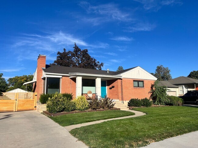 Building Photo - Charming 1 Bedroom Basement Apartment in M...