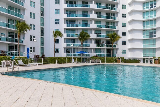 Foto del edificio - 7900 Harbor Island Dr