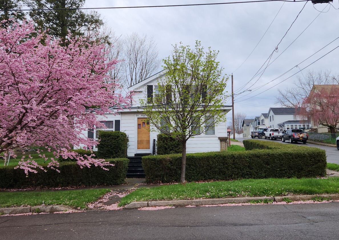 Nice quiet neighborhood - 123 W Mohawk St