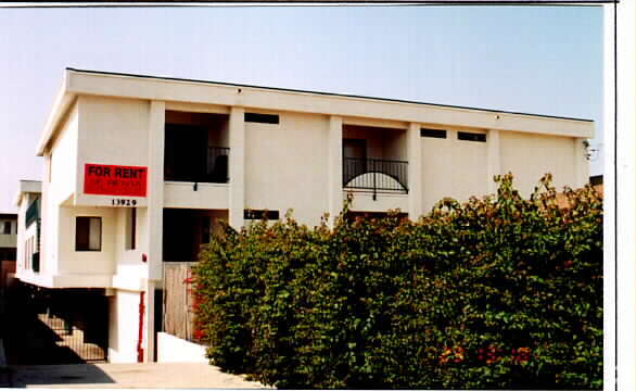 Primary Photo - 13929 Doty Ave