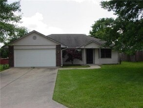 Building Photo - 904 Foxridge Dr