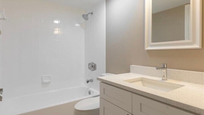 Foto del edificio - 3 Bed, 2 Bath Duplex in Prime Location - W...