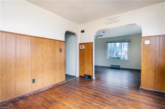 Building Photo - 902 E Boston Ave