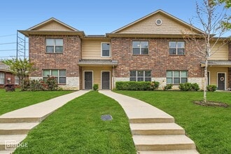 Building Photo - 1349 Lakecrest Ln