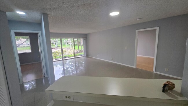 Foto del edificio - 9055 Wiles Rd