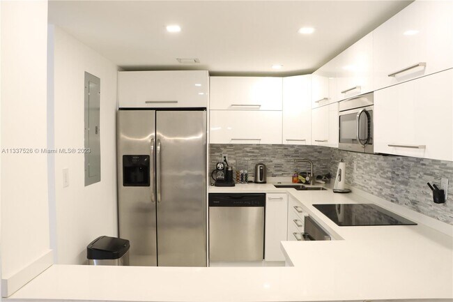 Building Photo - 5415 Collins Ave