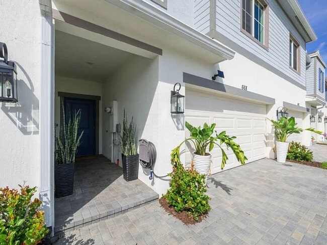 Foto del edificio - 3 Bedroom 2.5 Bathroom Townhome with 2 Car...