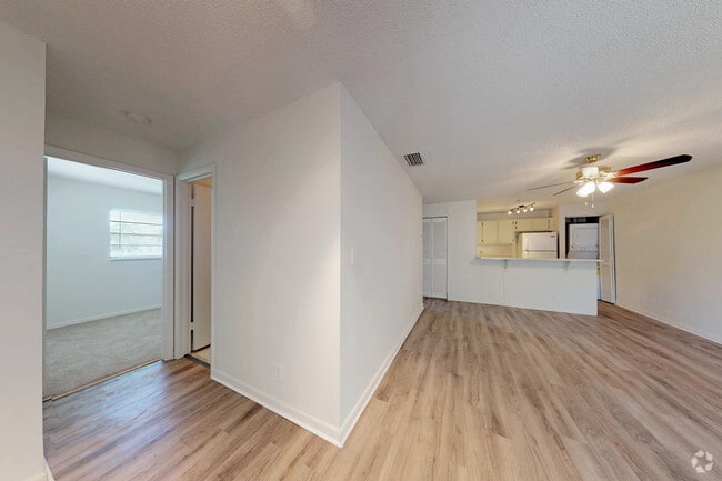 2 habitaciones, 1 baño - 930 pies cuadrados - Sala de estar - Lakeside Villas