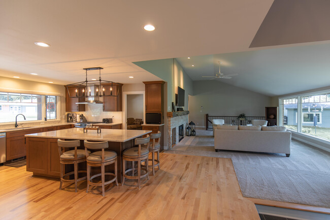 Building Photo - 701 Riverview Dr