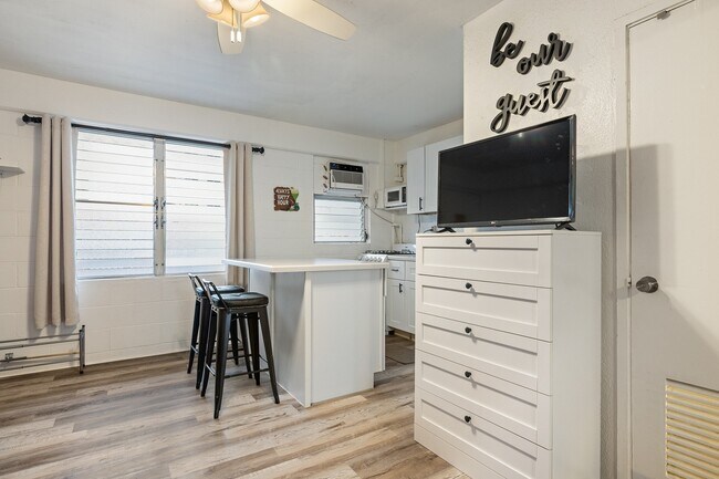 Foto del edificio - Fully Furnished Studio, 1 Bathroom. NO parking. Electric, water and sewer are included in the rent.