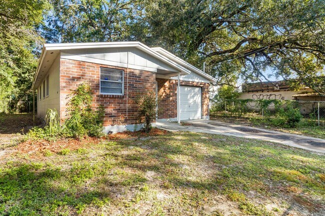 Building Photo - Brick Front Beauty-West Jax