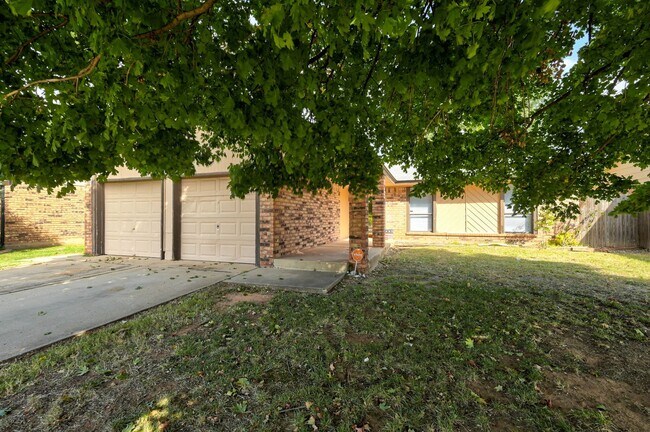 Building Photo - Cozy 3 Bed 2 Bath near Yukon High School