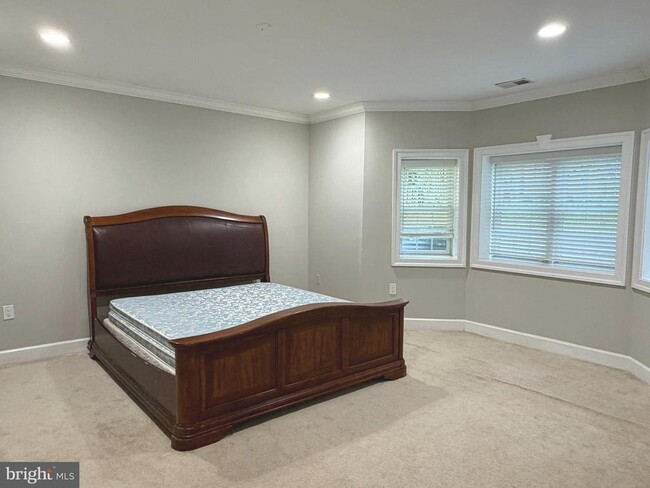 Building Photo - 6529 Fairlawn Dr