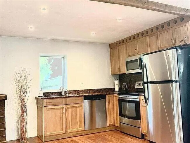 Building Photo - FANTASTIC HOUSE