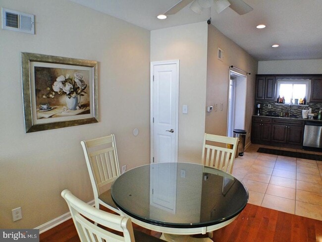 Building Photo - 2533 S Rosewood St