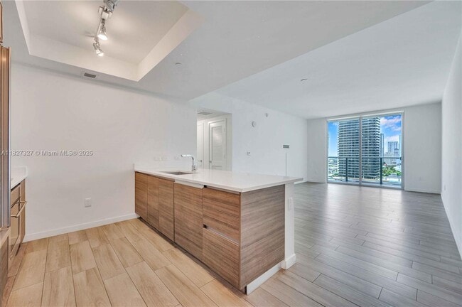 Building Photo - 1100S S Miami Ave