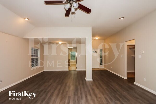 Foto del edificio - 3922 Cary Creek Dr