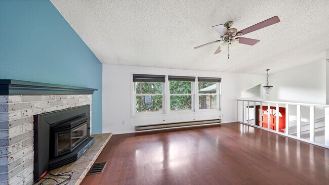 Building Photo - 3 Bed 2 Bath - Large Backyard - Groups - N...