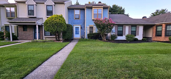 Atractivo exterior impecable | Camino de entrada y césped privados: paisajismo, mantenimiento del césped y remoción de nieve incluidos. - 43 Tynemouth Ct