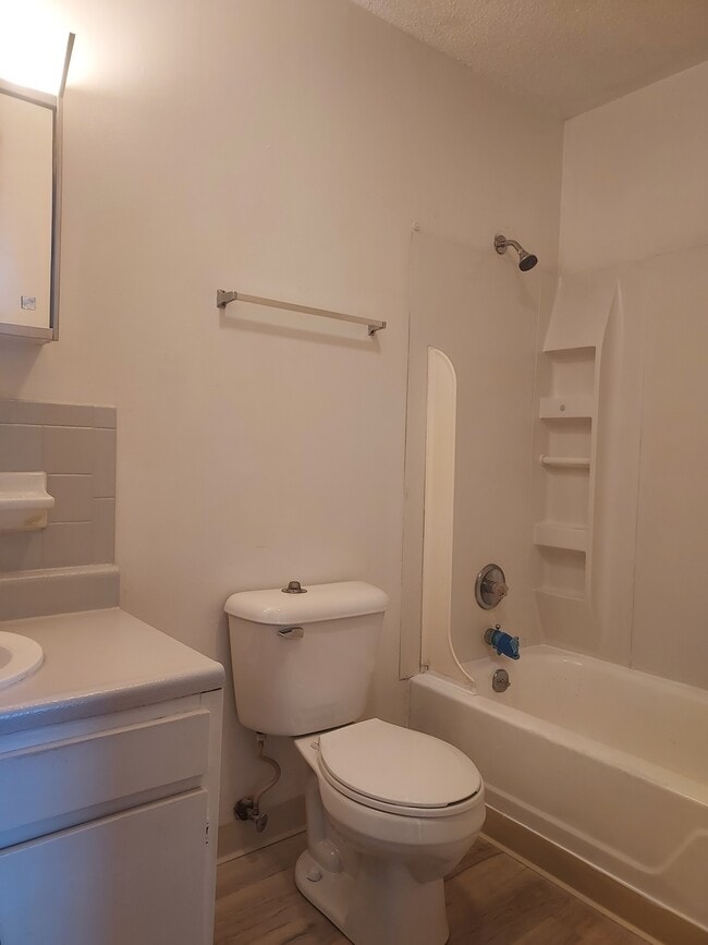 Building Photo - 185 Buckingham St