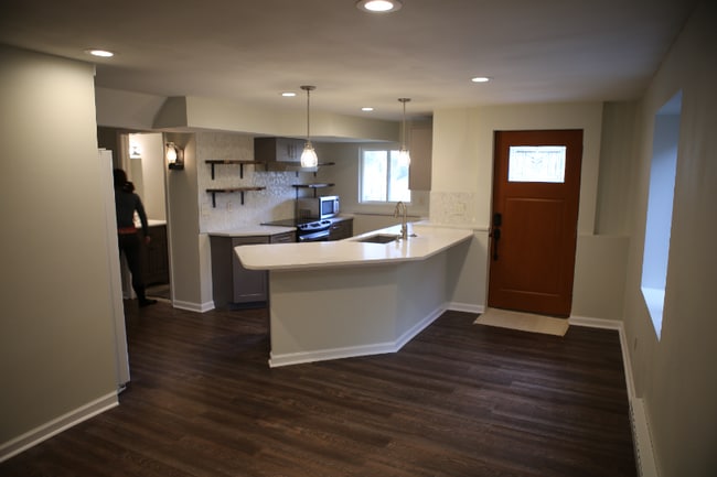 Building Photo - 611 Somerset Dr