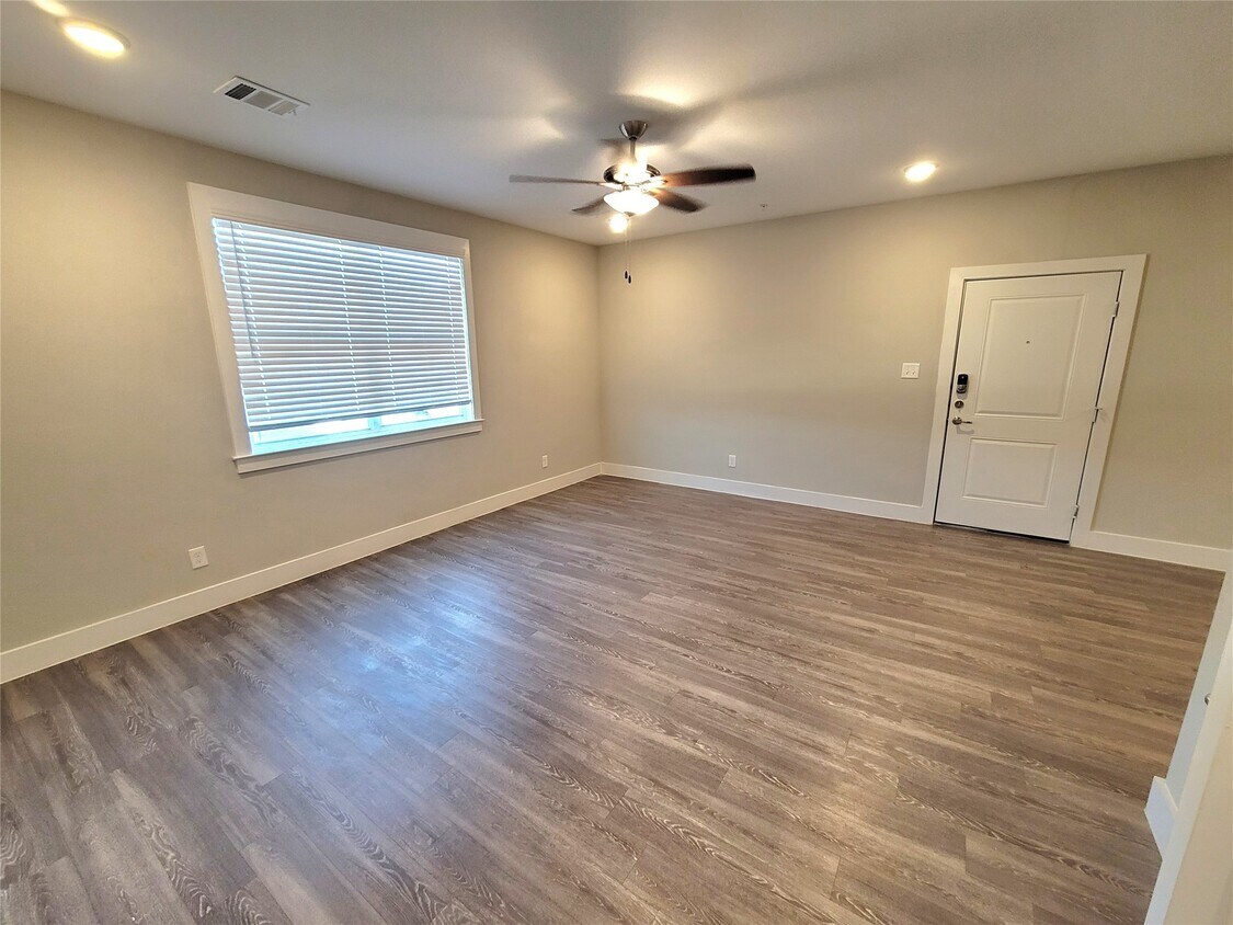 Foto principal - 1720 Crestdale Dr