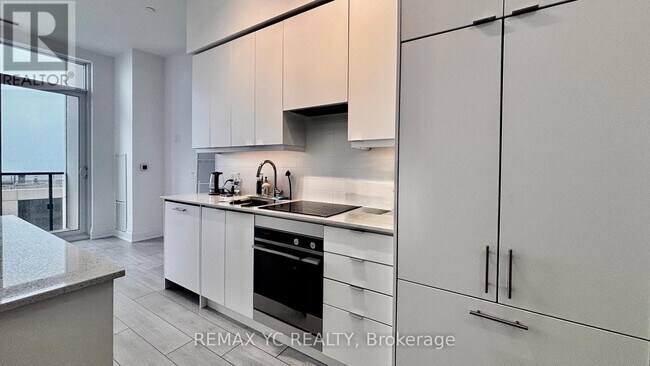 Photo du bâtiment - 30 Elm Dr W