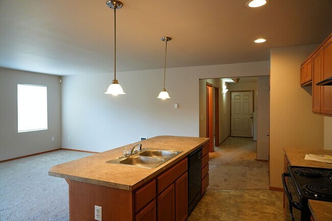 Building Photo - Lovely 3 bed 2 full bath house in gated co...